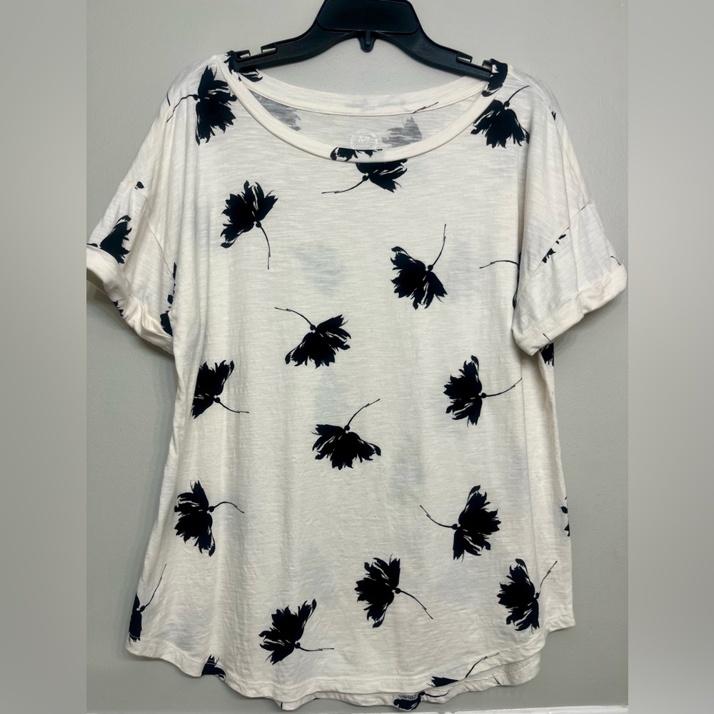 Maurice’s White Floral Print Tee | Size Large